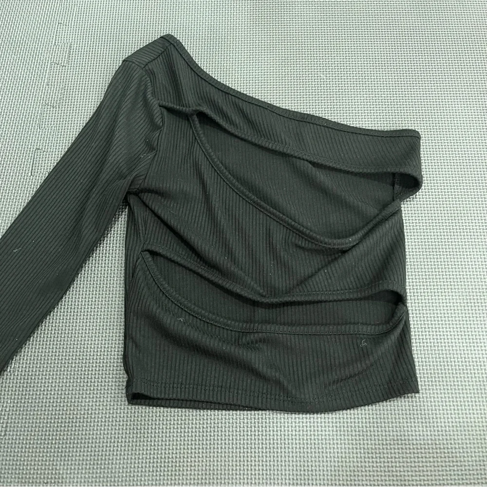 Black One-Shoulder Ribbed Top - Picture 2 of 2